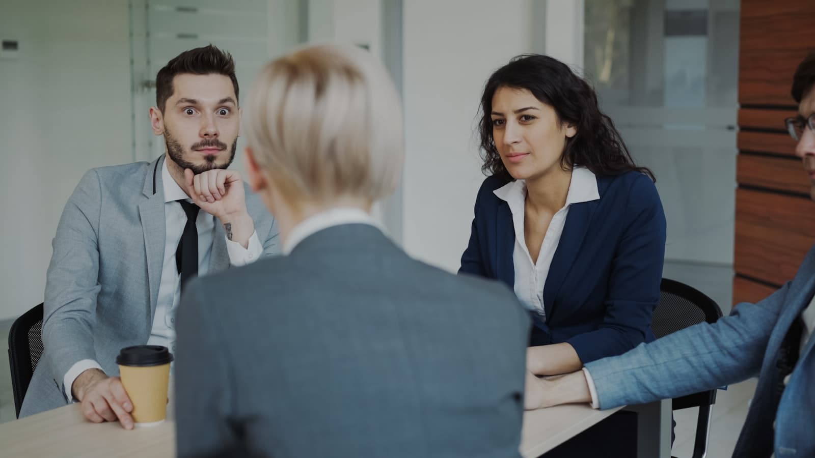 L’équipe BTPNE réunie autour d’une table de travail