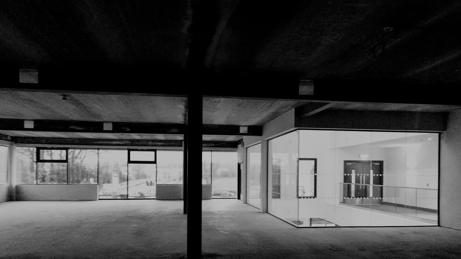 Cloison vitrée intérieure à structure métallique laissant passer la lumière dans un séjour